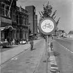 125584 Afbeelding van een verbodsbord voor fietsers aan het begin van de Jutfaseweg te Utrecht, met links een deel van ...